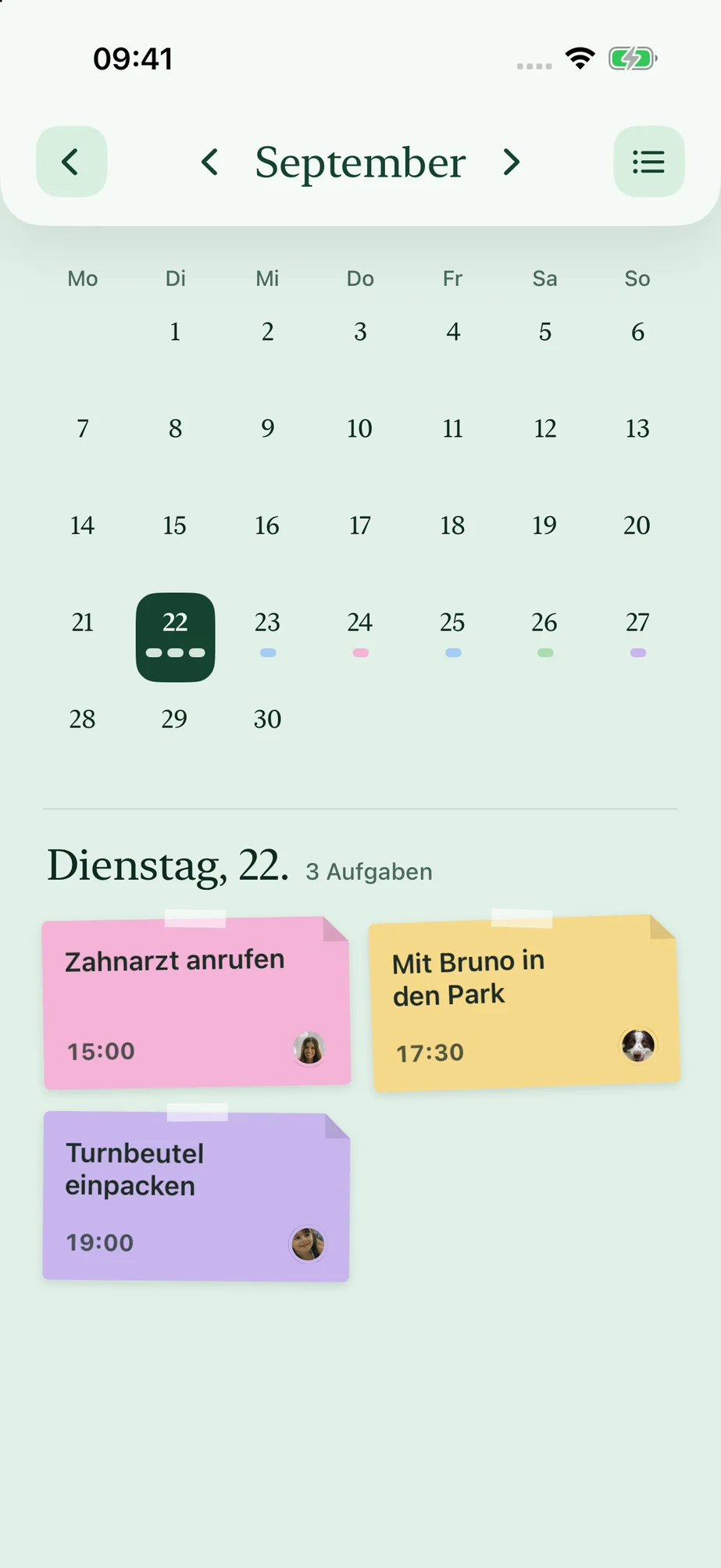 Die Monatsansicht von Nestwerk: Kalenderraster mit farbigen Punkten und den Zetteln des gewählten Tages